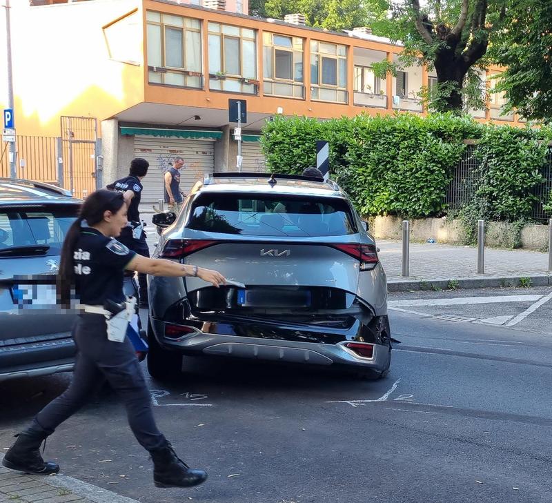 Milano, taglia la strada a una moto: positivo al test anti-droga