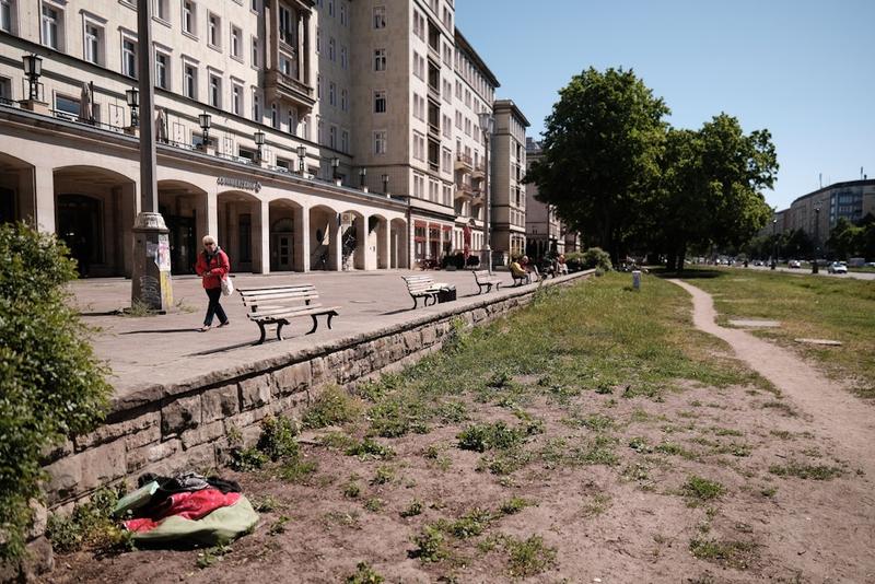 Karl-Marx-Allee: Die einstige Prunkstraße der DDR steht für alle Probleme, die Berlin heute plagen