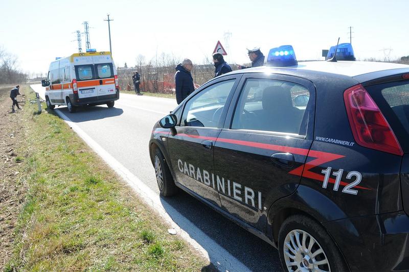 Landriano: in bicicletta con mamma e papà, bimbo urtato da uno scooter