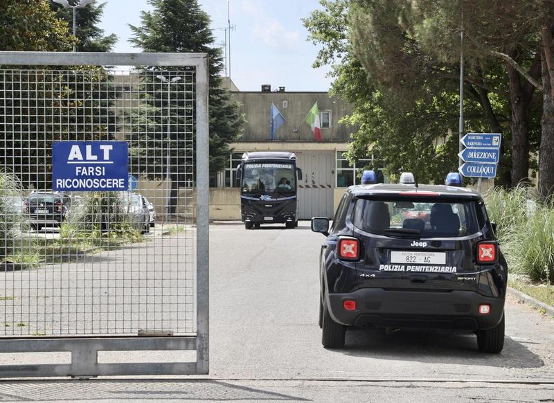 Vigevano, rivolta in carcere: i detenuti rifiutano di rientrare in cella e si danno ad atti vandalici