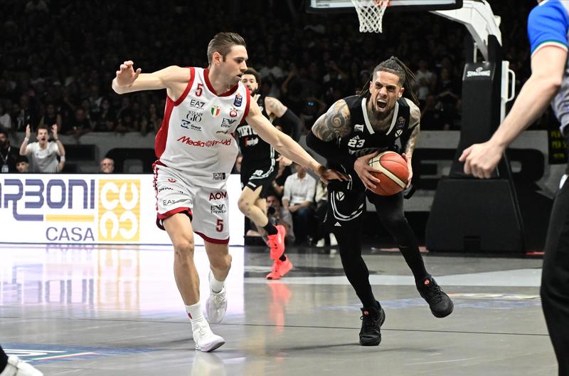 Milano riacciuffa la Virtus Bologna: con l’Armani finisce 66-85