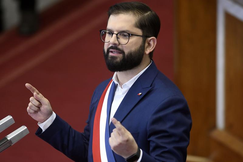 Boric es una pesada mochila en la campaña