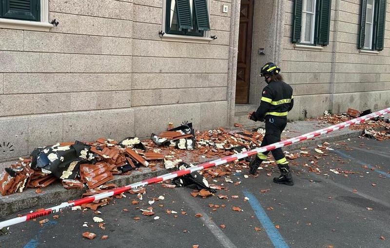 Livorno, crolla porzione di tetto: danneggiati auto e scooter in sosta