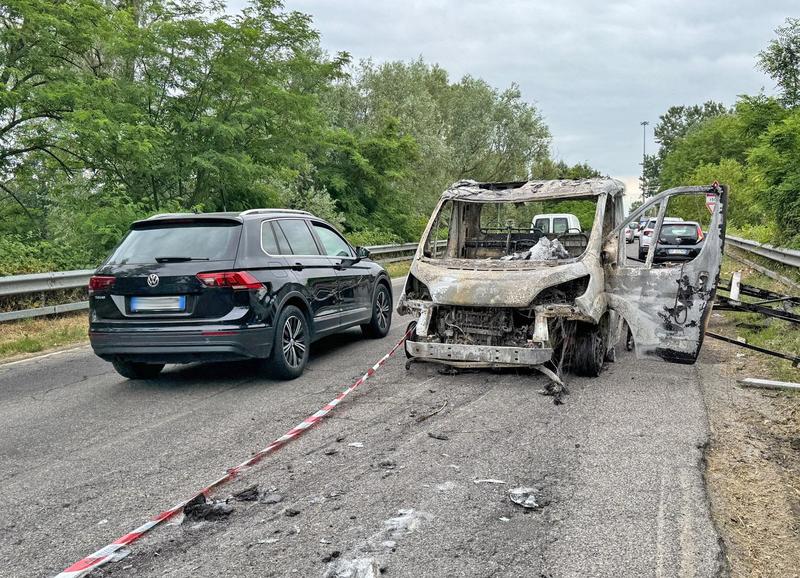 Dieci banditi, assalto in stile militare e fuga con due camion carichi: il mistero del bottino al polo logistico di Lacchiarella /