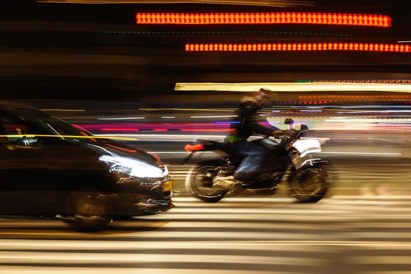 Motociclista fugge a tutta velocità in centro: trovato, multa da 1.900 euro