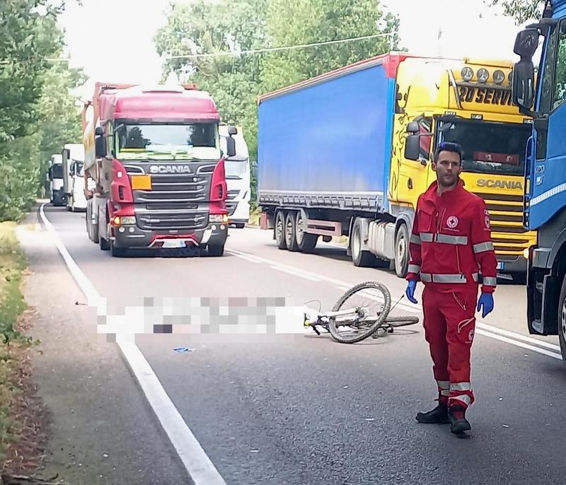 Ciclista tra volto e ucciso da un camion: tragedia sulla Cispadana