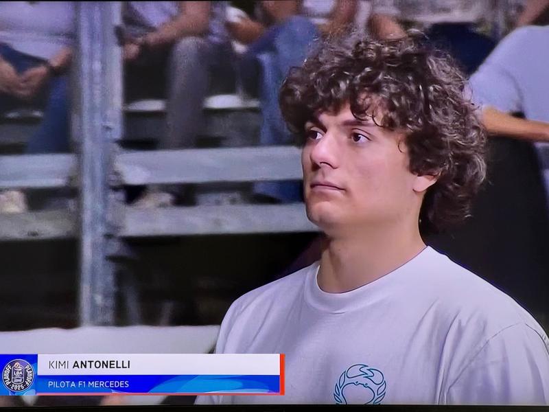 Tifoso scambiato per Kimi Antonelli: errore della regia durante la partita della Virtus