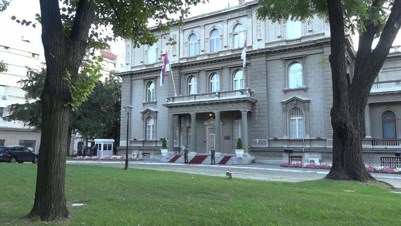 Studenti i građani pravili buku ispred Predsedništva tokom Vučićeve konferencije za medije (VIDEO)