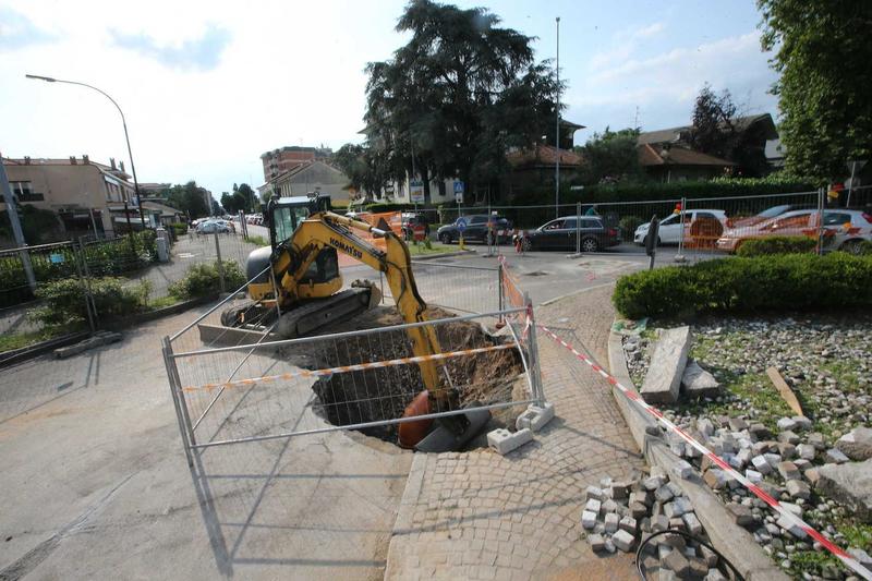 Monza, voragine aperta in viale Sicilia: “Tutto a posto entro fine settimana”
