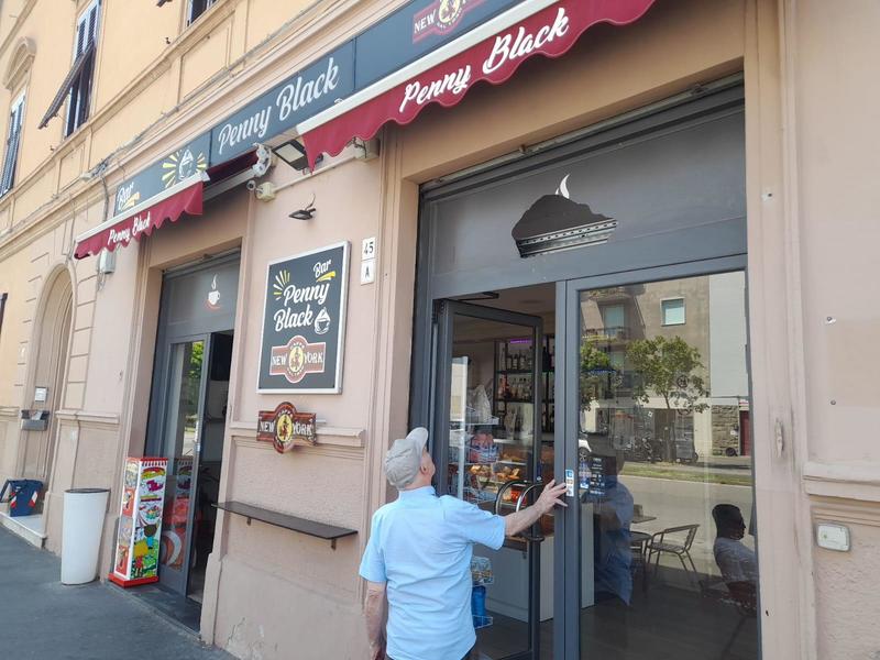 Sfasciano l’ingresso del Penny Black, ma scappano senza portare via niente