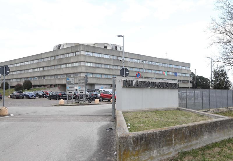 Dal bacio negato al processo in tribunale