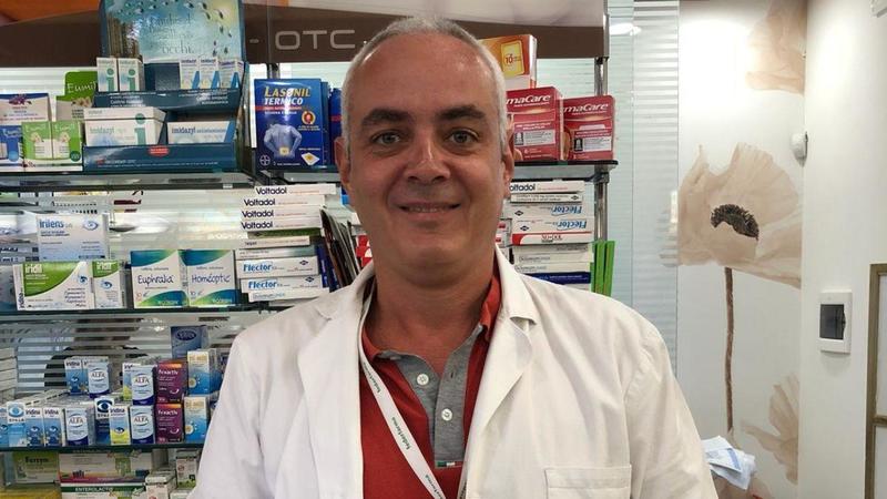 Livorno, il cuore si ferma e crolla a terra: salvato in strada dal farmacista