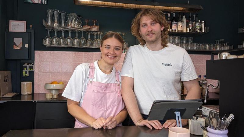 Dieses Kiez-Café in Erfurts Altstadt lockt ein vielfältiges Publikum an