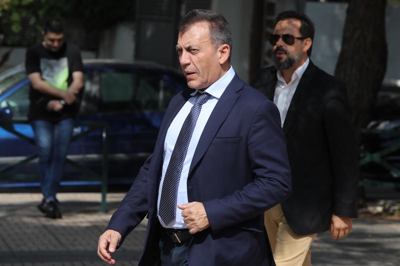Ο Βρούτσης πρωταθλητής στην κυβίστηση – Νόμοι αλά καρτ