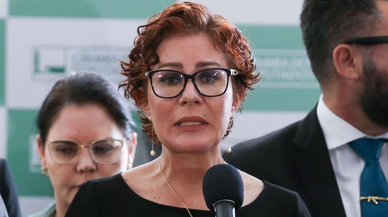 Carla Zambelli foge e vira estorvo internacional para Bolsonaro