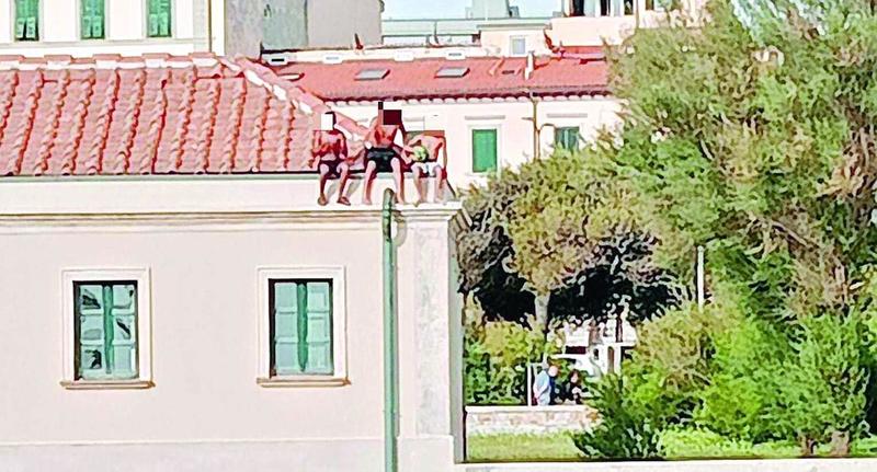 Livorno, la follia di salire sui tetti per gioco. Lo psicologo: «Hanno sbagliato ma non criminalizziamoli»
