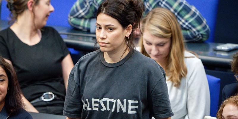 Wegen „Palestine“-Shirt: Linken-Abgeordnete des Plenarsaals verwiesen
