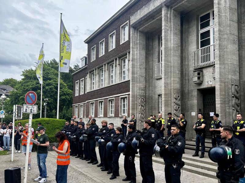 Kürzungen und Klagen: Über 500 Studierende protestieren an der FU