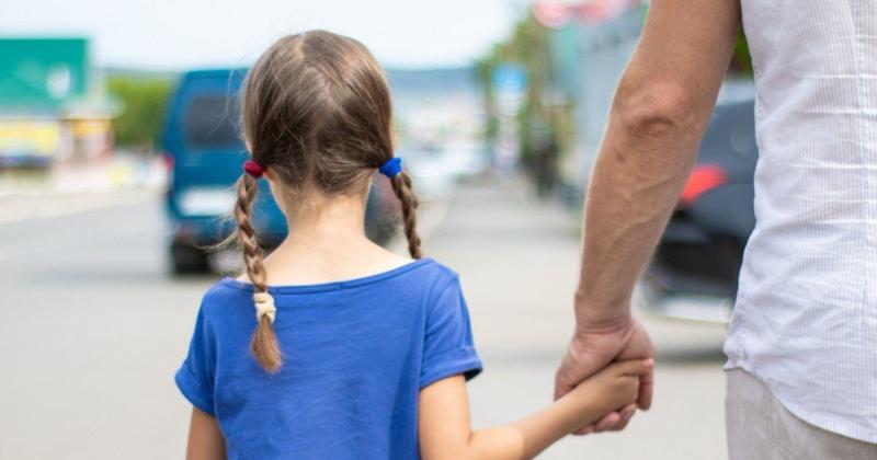 Bimba rapita dalla madre, così è stata nascosta per 11 anni a Valencia: vita da recluse e pacchi dall’Italia