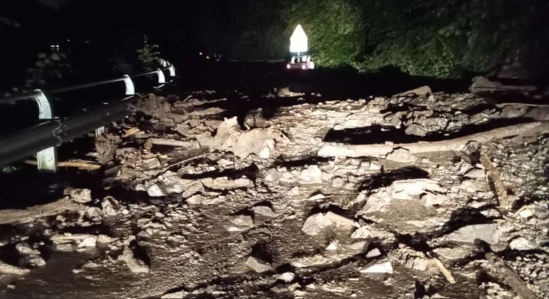 Mandello, frana nella notte sulla provinciale Lariana al Moregallo: interrotta la Lecco-Bellagio