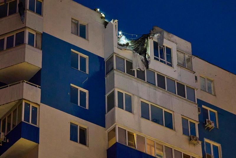 Ucraina, Trump: “Non penso che Mosca e Kiev troveranno un accordo”. Raid russi distruggono l’edificio dell’amministrazione di Kherson