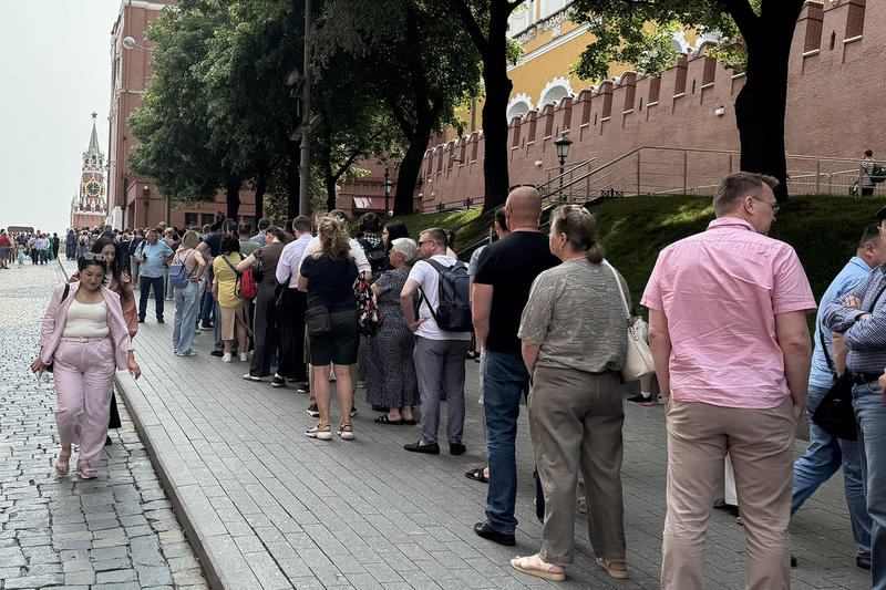 «Боимся, не вернут Ильича»: россияне прощаются с Лениным перед закрытием Мавзолея