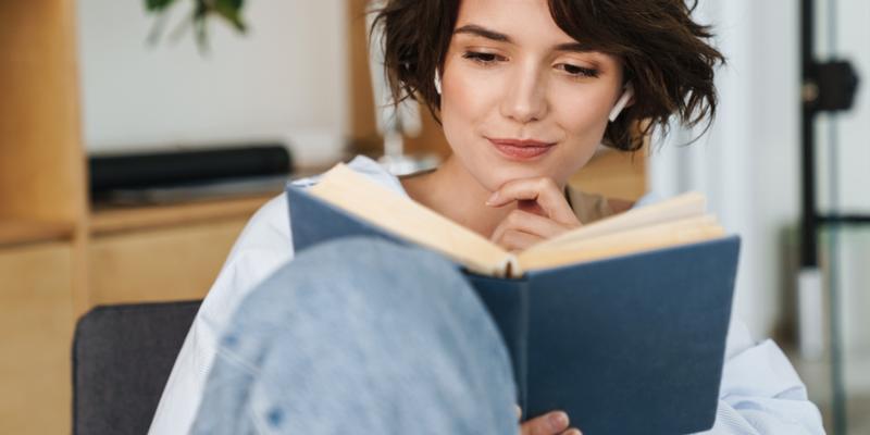 Even you can read 50 books a year with these 4 proven tactics for every type of reader