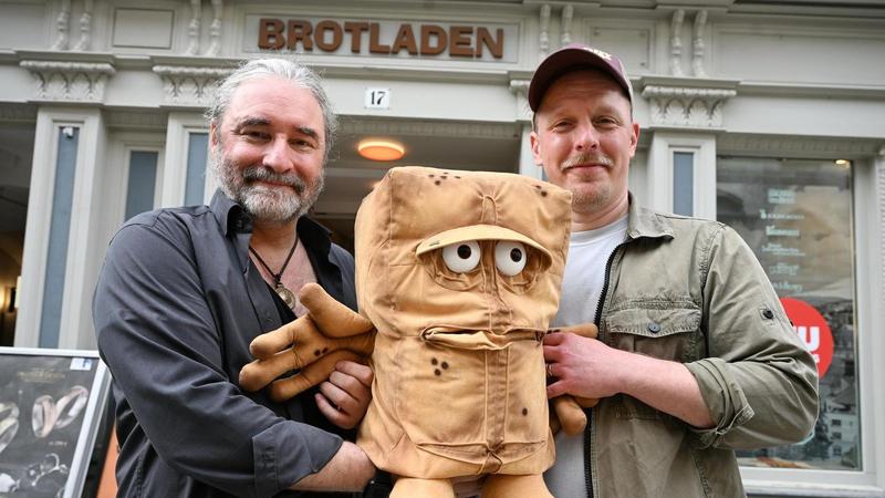 (Mit Video) Total bekloppt: Erfinder von Bernd das Brot lüften im Erfurter „Brotladen“ manches Geheimnis