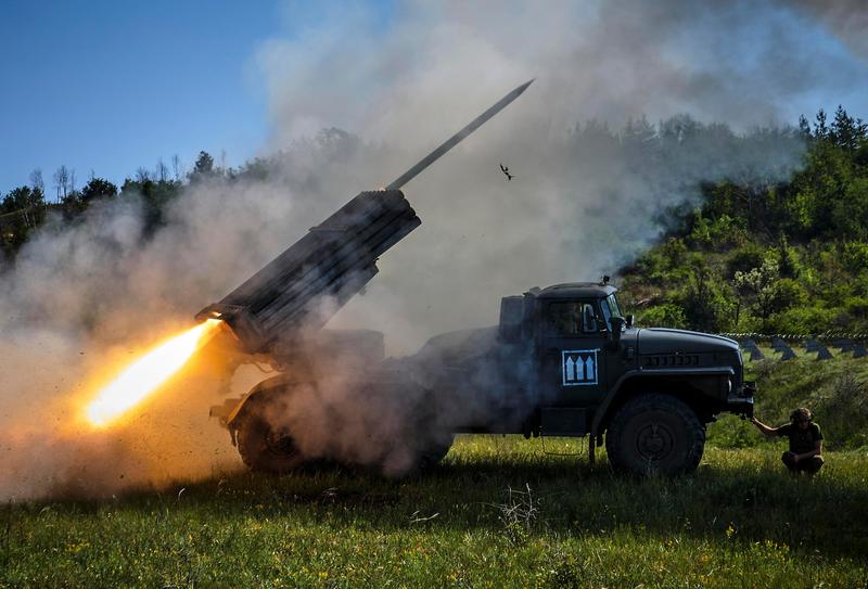 Ucraina, pesante attacco russo su Kiev. Allarme nube tossica a Ternopil. Trump: “Sono bambini, meglio lasciarli fare per un po’”