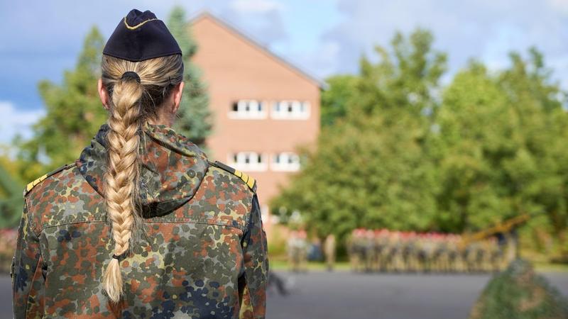Frauen an die Waffen