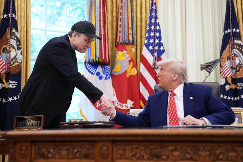Why Trump-Musk Feud Suddenly Has White House In “Full Panic Mode”