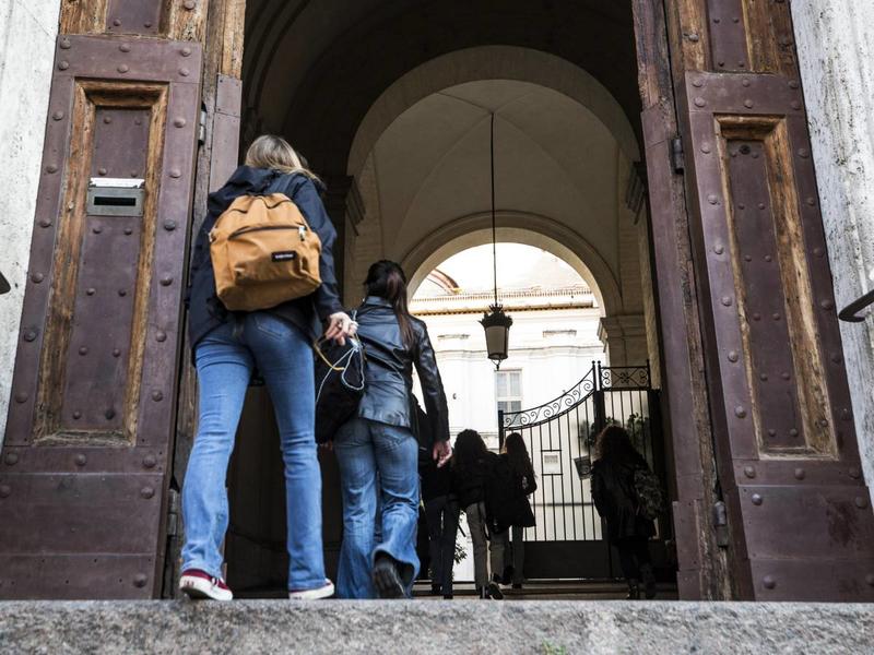 La prof che insegna i classici ai meccanici