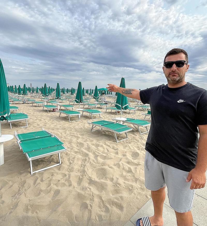 Spiaggia libera, ritrovo di ladruncoli. Ragazzini rubano borsa a bagnante