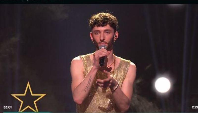 Alex canta in tv da Amadeus: 