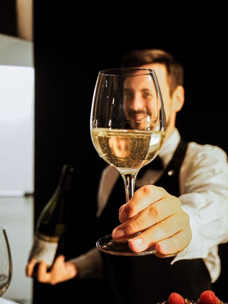 L'enoteca a Ravenna regala un calice di prosecco a chi voterà