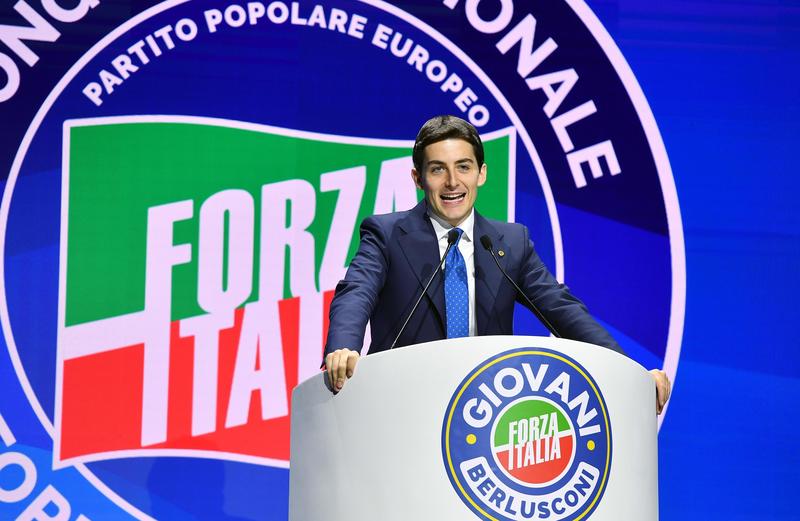 Lite in famiglia per Simone Leoni (Giovani Fi) su Vannacci. Il padre: non sei degno di spolverargli gli anfibi. Lui: “Io uomo libero”
