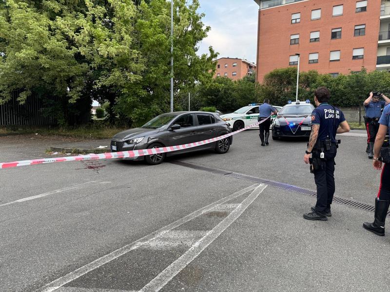 Sparatoria a Rozzano: gravissimo un giovane colpito da killer su un’automobile