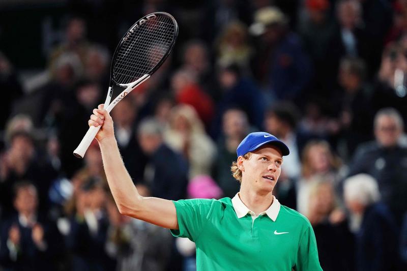 Sinner piega Djokovic in tre set e ora sogna il Roland Garros: finale contro Alcaraz /