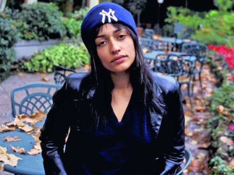 Zadie Smith: «Mentiamo su tutto, compreso il sesso. Ho un cappellino talmente esplicito che non posso indossarlo»