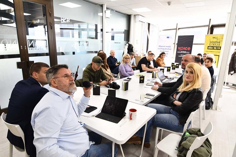 ANEM: Privođenje i zadržavanje novinara Zumera- zloupotreba ovlašćenja i klasični SLAPP postupak