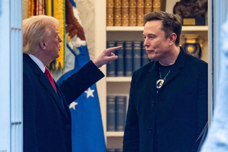 Trump e Musk, la guerra continua. Il patron di Tesla lancia il ‘Partito America’. Il tycoon: “Prendiamo il controllo del Doge” /