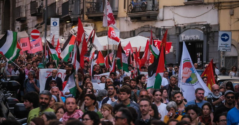 Il filo rosso che lega piazze e urne