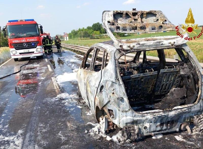 Novellara, bruciano sterpaglie dopo l'incendio dell'auto