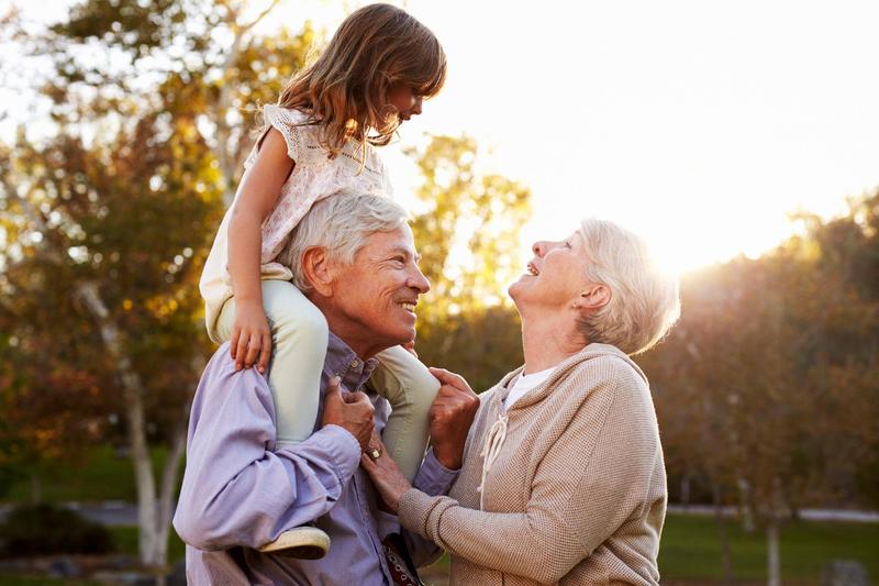 Figli più a lungo, nonni più tardi: così la demografia cambia i ruoli
