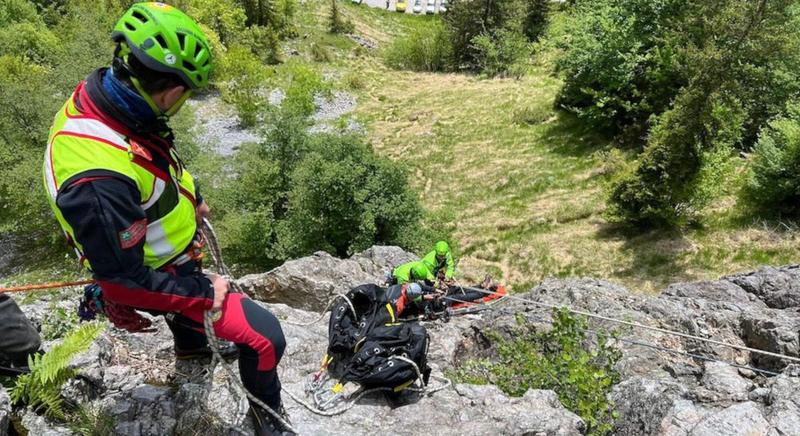 Introbio, precipita e sbatte contro la roccia: scalatrice di 27 anni in gravi condizioni