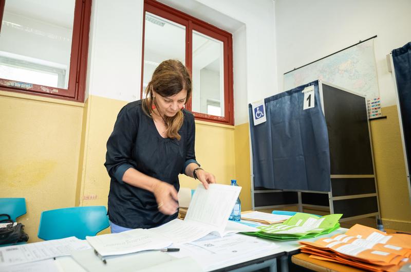 Referendum e ballottaggi in Lombardia: 8 milioni di elettori alle urne. Gli spareggi di Cernusco sul Naviglio e Rozzano /