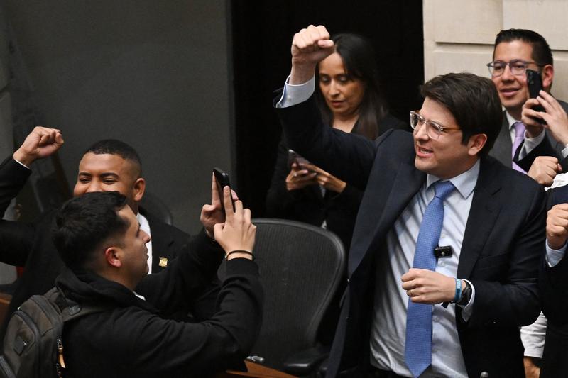 Colombia, spari contro il candidato alla presidenza: Miguel Uribe colpito alla testa. Fermato 15enne