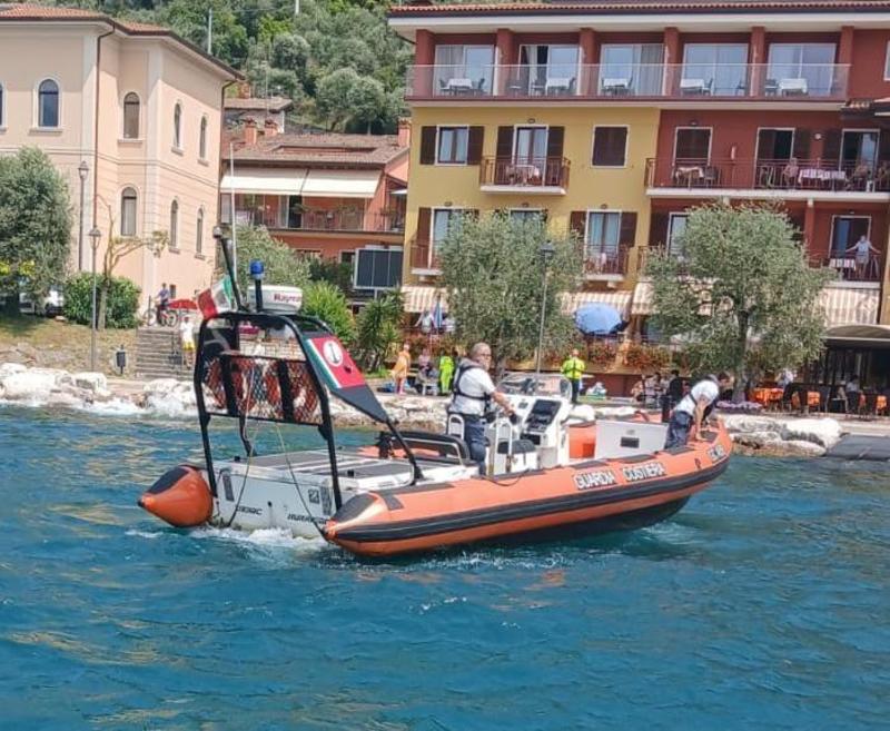 Malore in acqua: annega e muore nel lago di Garda a 87 anni