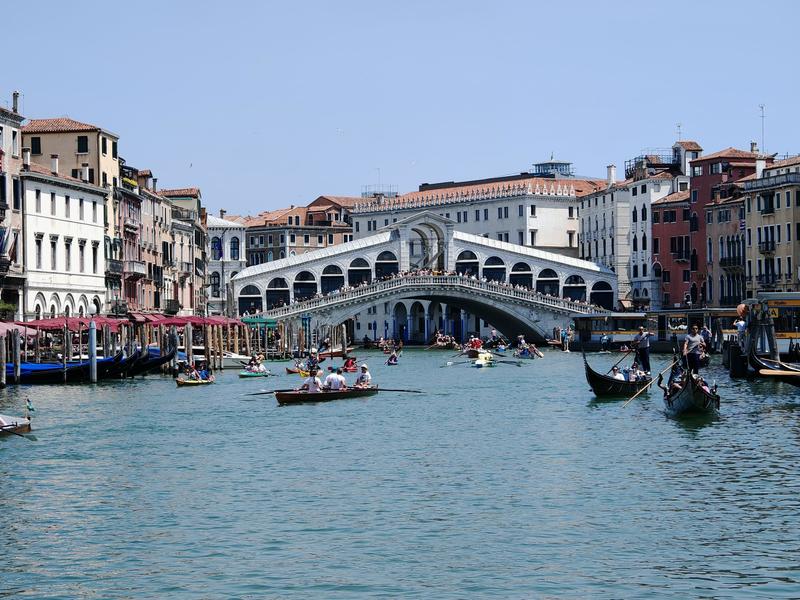 Lo spettacolo della Vogalonga a Venezia con oltre 7500 partecipanti