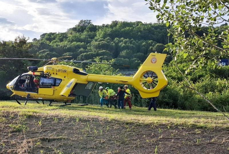 La lite in famiglia degenera nel sangue: zio di 72 anni accoltella il nipote a Pertica Bassa